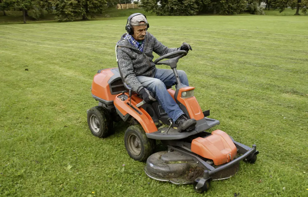 Hausmeisterdienste Grossflächen Rasenmähen mit Aufsitzertraktor 1000x640