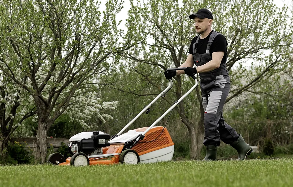Hausmeisterdienste - Rasenmähen 1000x640