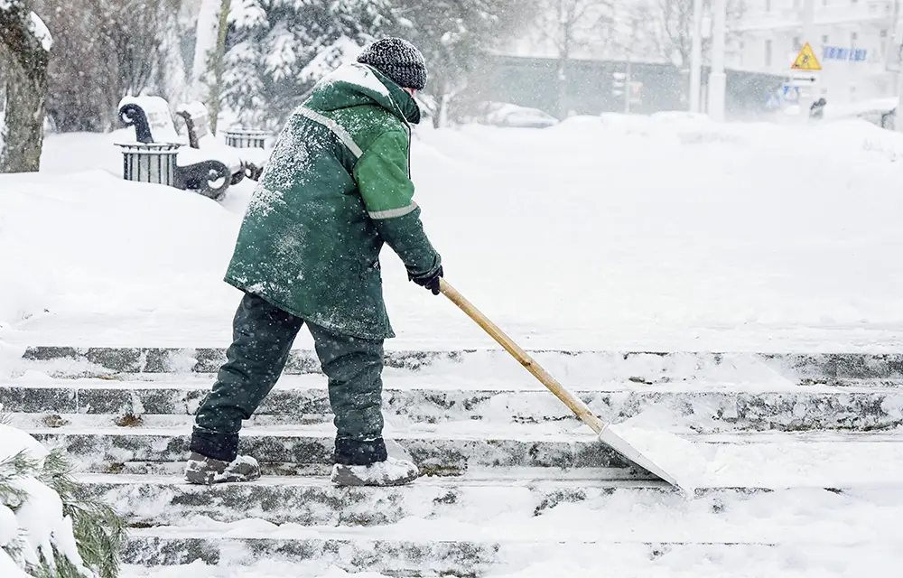 Hausmeisterdienstleistungen Winterdienst Schneeschieben Streuen 1000x640
