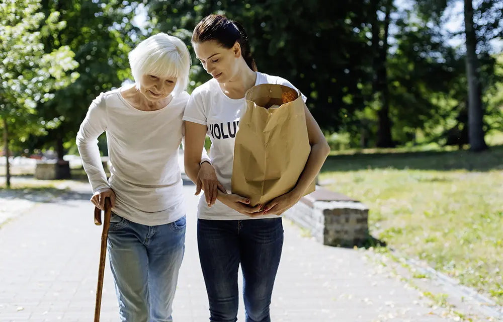 Niedrigschwellige Betreuung gemeinsam Einkaufen und Spazieren 1000x640